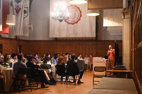 Image of Speaker presenting to students